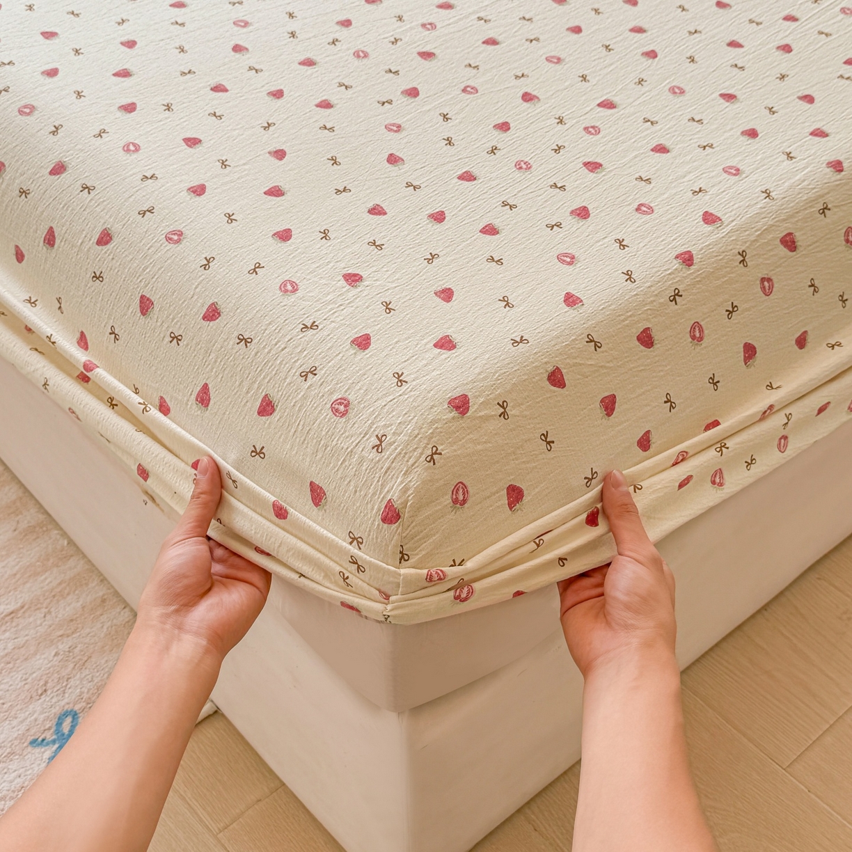 91家纺网 家纺一手货源 找家纺 汣沐生活 2025新款A类木棉双层纱印花床笠 草莓甜心派