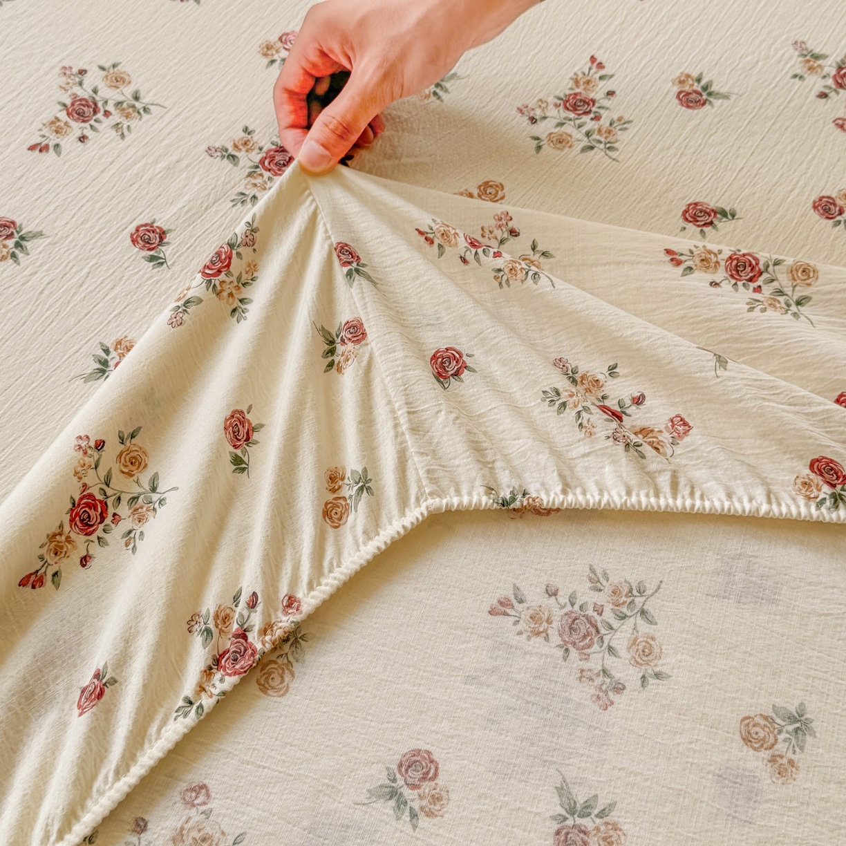 91家纺网 家纺一手货源 找家纺 汣沐生活 2025新款A类木棉双层纱印花床笠 玫瑰庄园