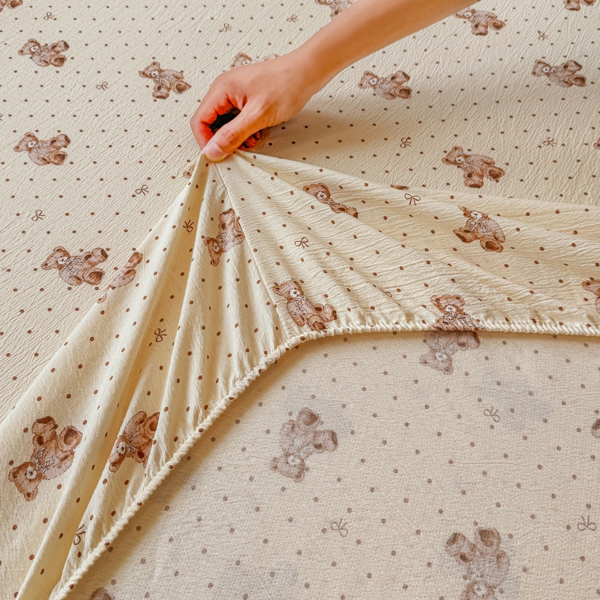 91家纺网 家纺一手货源 找家纺 汣沐生活 2025新款A类木棉双层纱印花床笠 黄油小熊