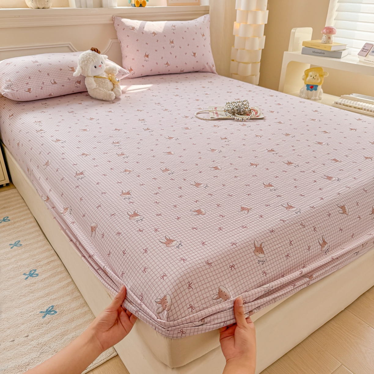 91家纺网 家纺一手货源 找家纺 汣沐生活 2025新款A类木棉双层纱印花床笠 粉边萌兔