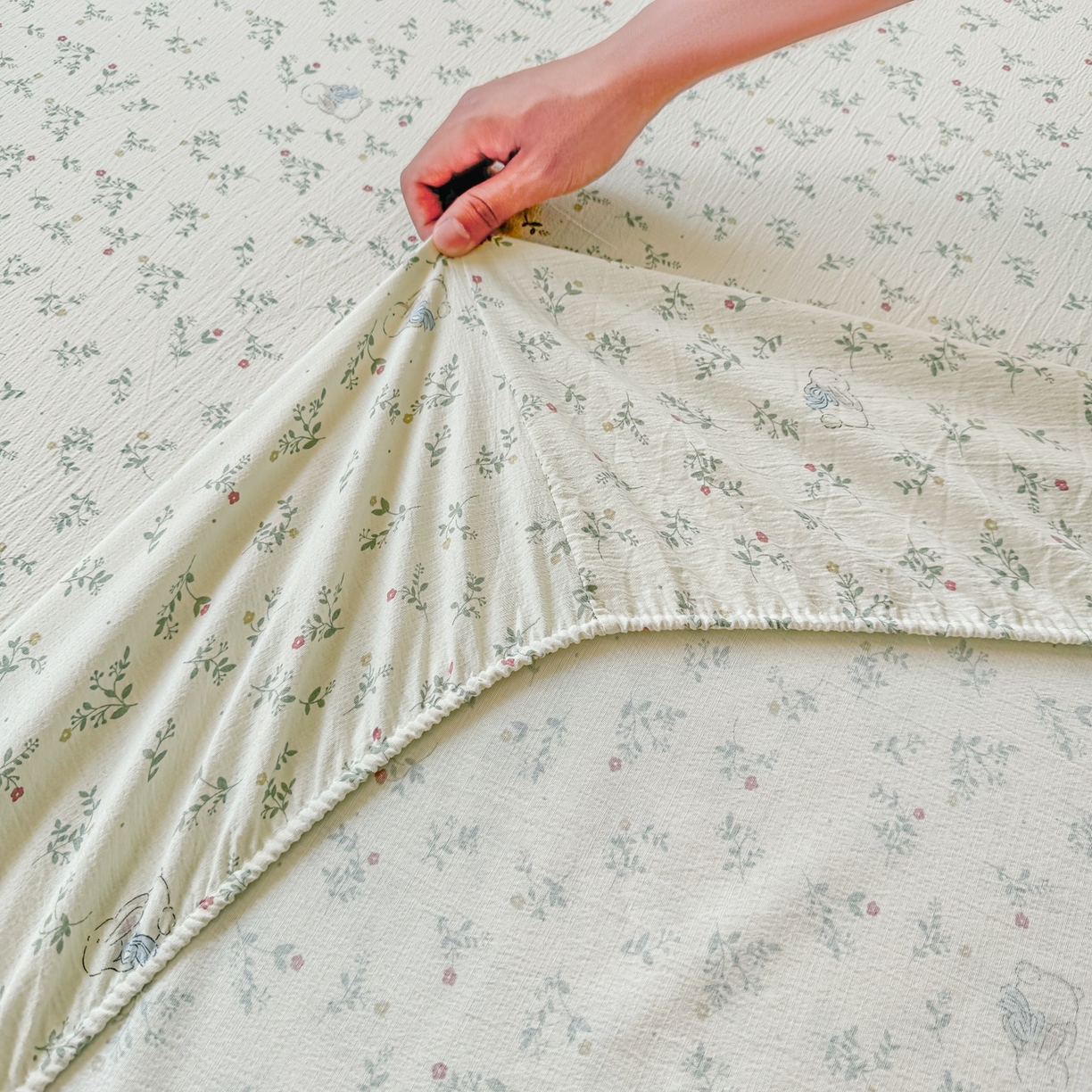 91家纺网 家纺一手货源 找家纺 汣沐生活 2025新款A类木棉双层纱印花床笠 森林萌兔