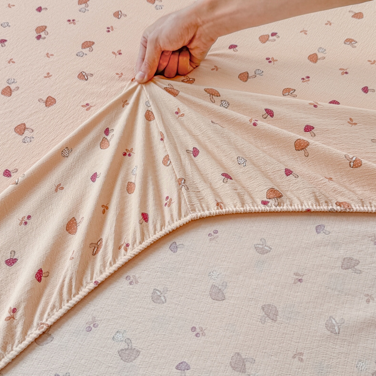 91家纺网 家纺一手货源 找家纺 汣沐生活 2025新款A类木棉双层纱印花床笠 焦糖奶蘑