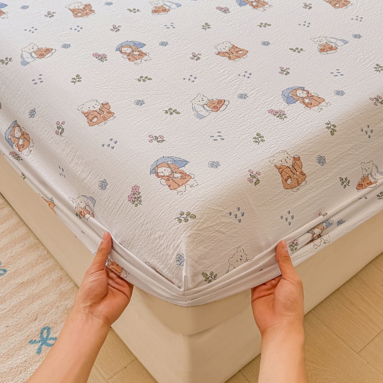 91家纺网 家纺一手货源 找家纺 汣沐生活 2025新款A类木棉双层纱印花床笠 小熊雨趣