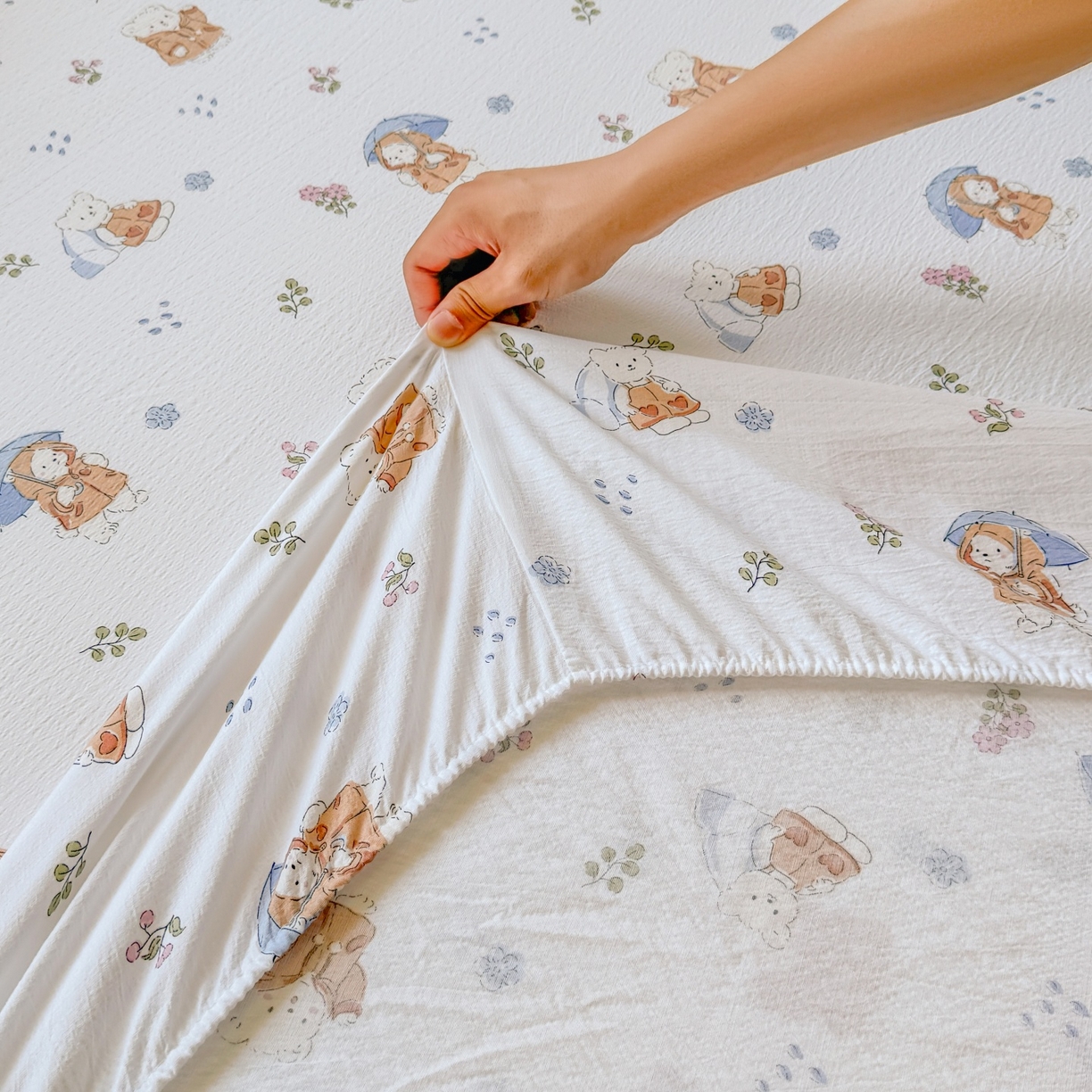 91家纺网 家纺一手货源 找家纺 汣沐生活 2025新款A类木棉双层纱印花床笠 小熊雨趣