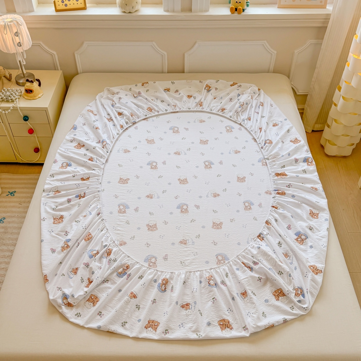 91家纺网 家纺一手货源 找家纺 汣沐生活 2025新款A类木棉双层纱印花床笠 小熊雨趣