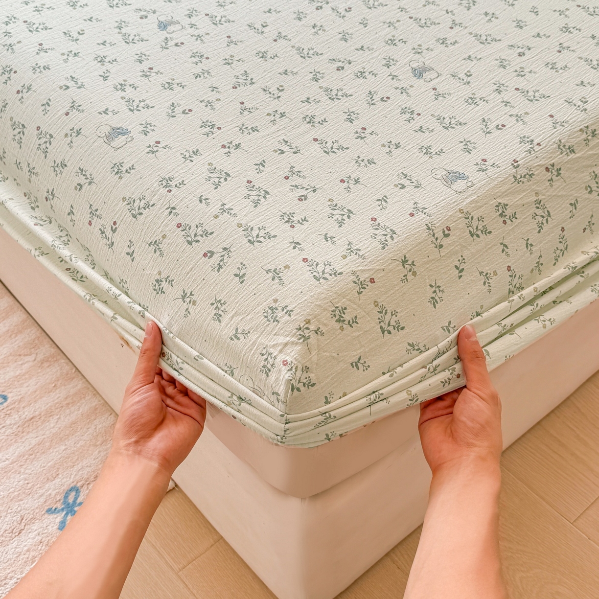 91家纺网 家纺一手货源 找家纺 汣沐生活 2025新款A类木棉双层纱印花床笠 森林萌兔