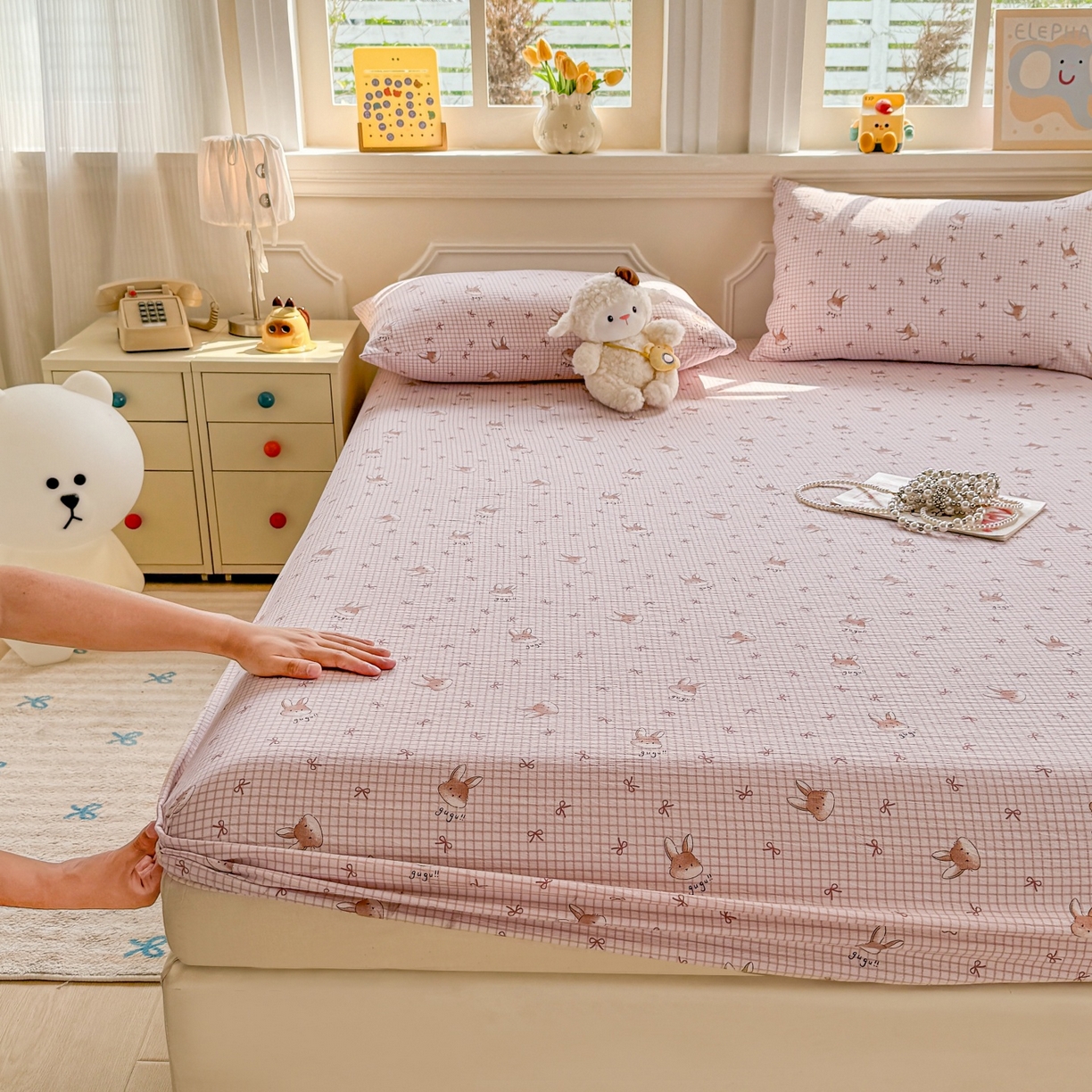 91家纺网 家纺一手货源 找家纺 汣沐生活 2025新款A类木棉双层纱印花床笠 粉边萌兔