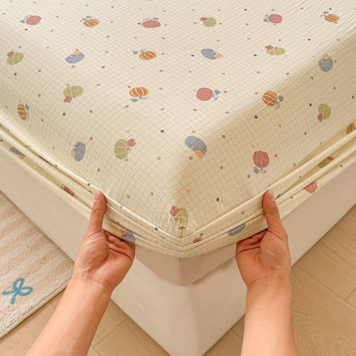 91家纺网 家纺一手货源 找家纺 汣沐生活 2025新款A类木棉双层纱印花床笠 南瓜田园记