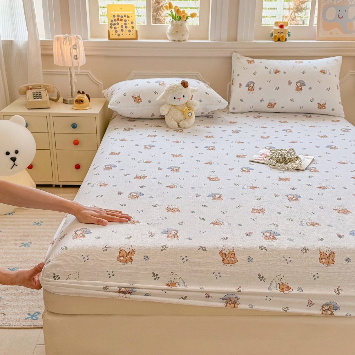 91家纺网 家纺一手货源 找家纺 汣沐生活 2025新款A类木棉双层纱印花床笠 小熊雨趣