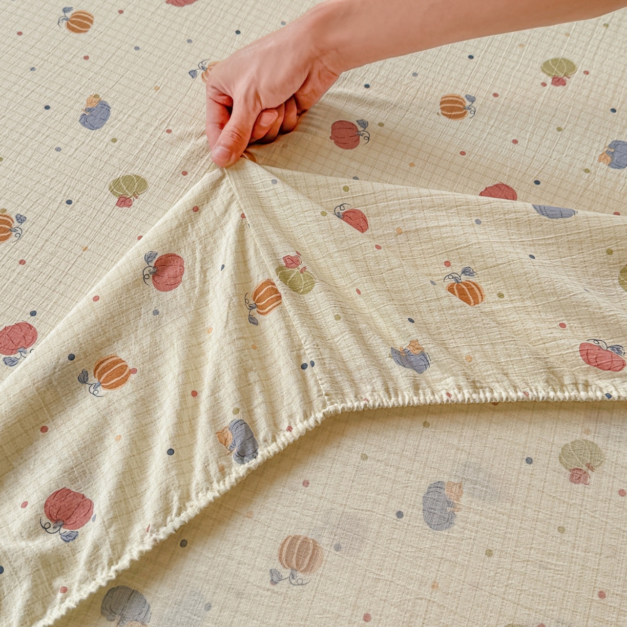 91家纺网 家纺一手货源 找家纺 汣沐生活 2025新款A类木棉双层纱印花床笠 南瓜田园记