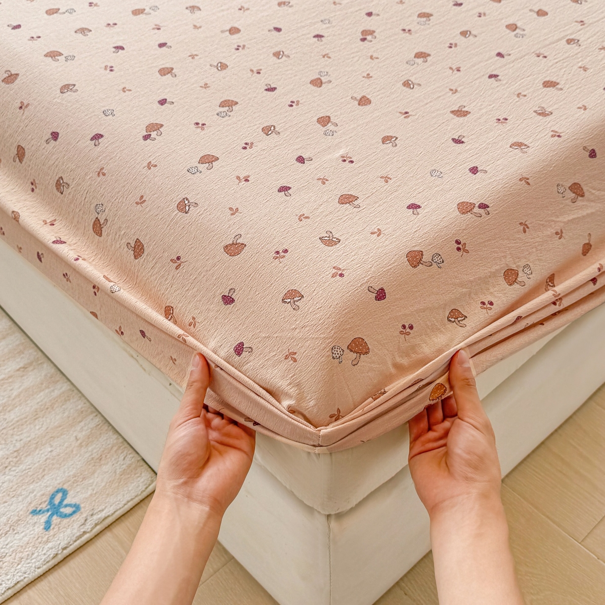 91家纺网 家纺一手货源 找家纺 汣沐生活 2025新款A类木棉双层纱印花床笠 焦糖奶蘑