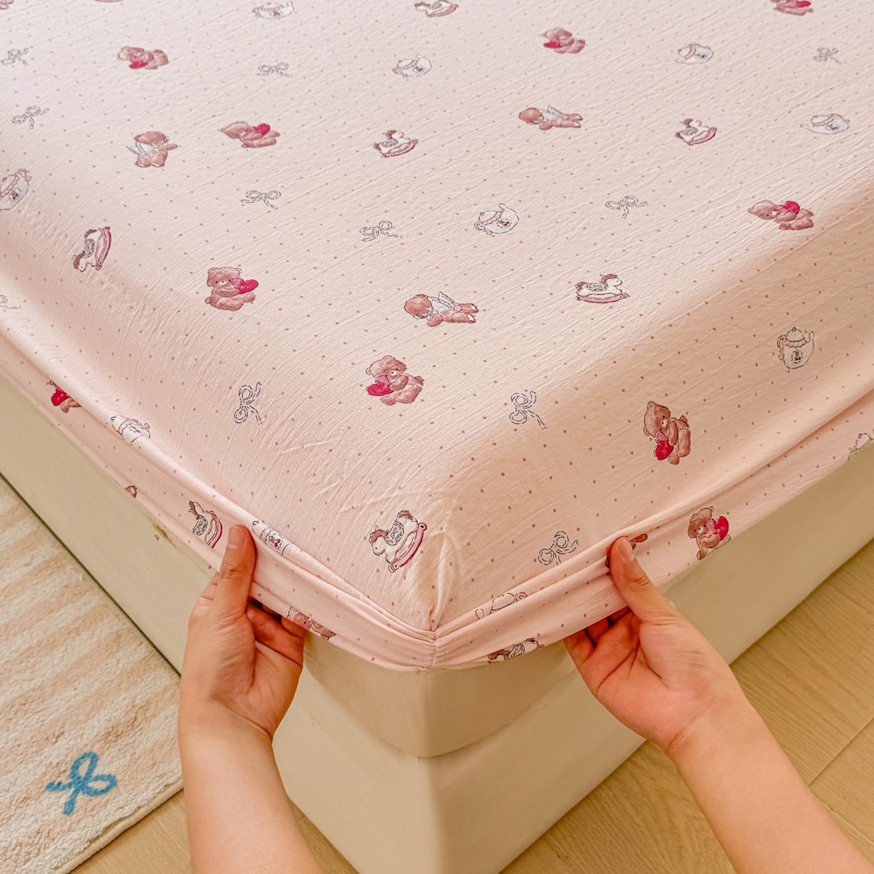 91家纺网 家纺一手货源 找家纺 汣沐生活 2025新款A类木棉双层纱印花床笠 小熊甜梦