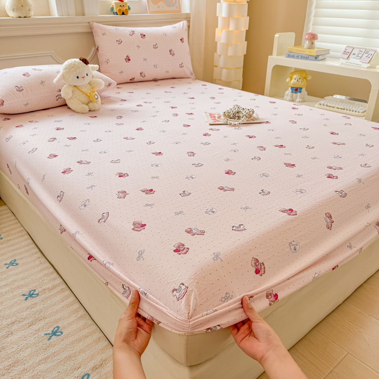 91家纺网 家纺一手货源 找家纺 汣沐生活 2025新款A类木棉双层纱印花床笠 小熊甜梦