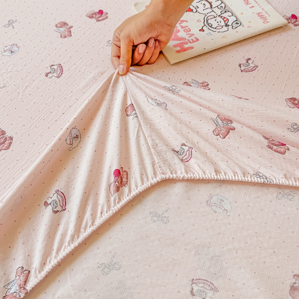 91家纺网 家纺一手货源 找家纺 汣沐生活 2025新款A类木棉双层纱印花床笠 小熊甜梦