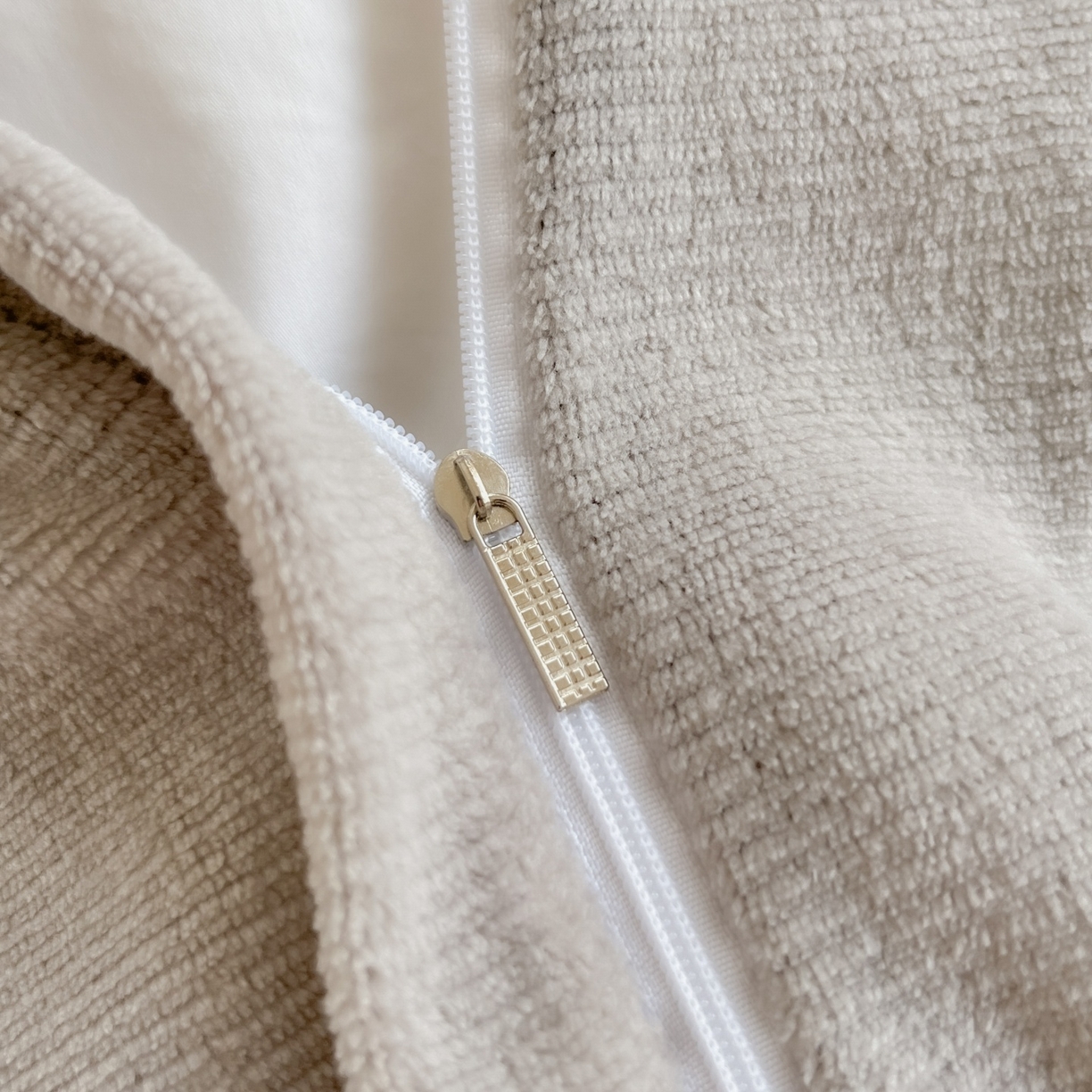 91家纺网 家纺一手货源 找家纺 汣沐生活 2025新款奶油风纯色牛奶绒花边四件套三件套 花边款-奶油椰灰