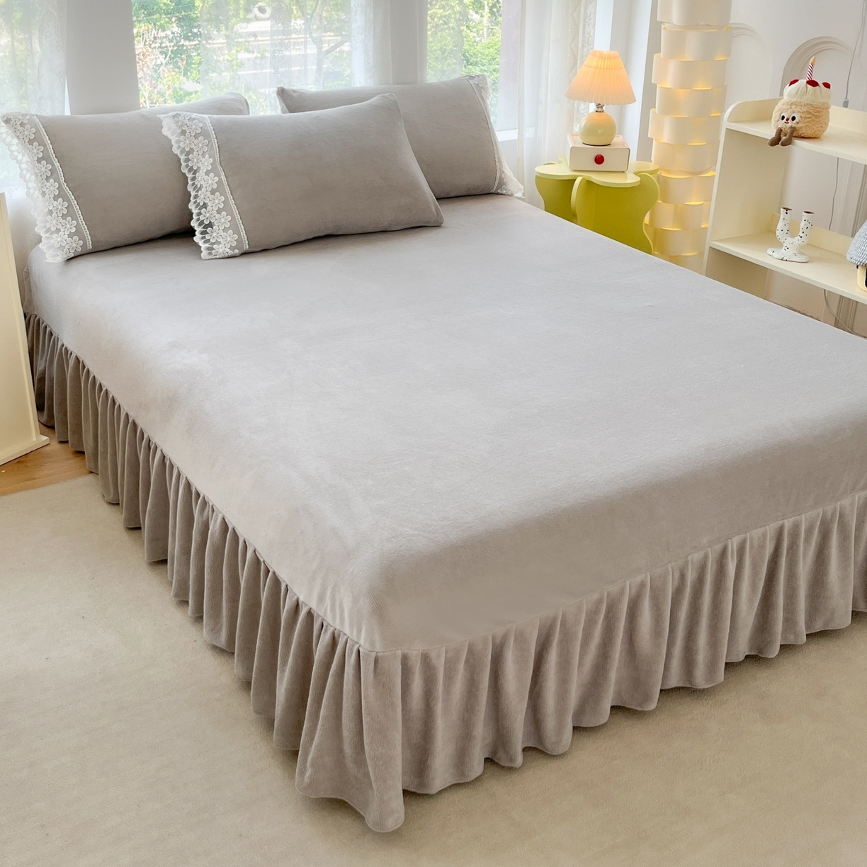 91家纺网 家纺一手货源 找家纺 汣沐生活 2025新款奶油风纯色牛奶绒花边四件套三件套 花边款-奶油椰灰