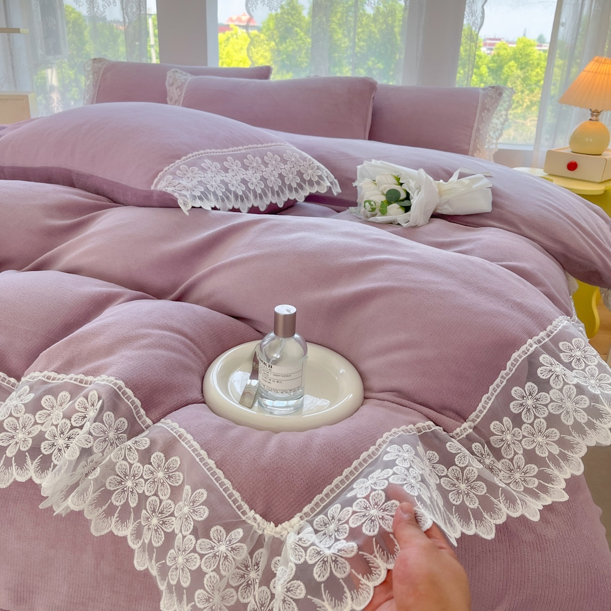 91家纺网 家纺一手货源 找家纺 汣沐生活 2025新款奶油风纯色牛奶绒花边四件套三件套 花边款-迷雾淡紫