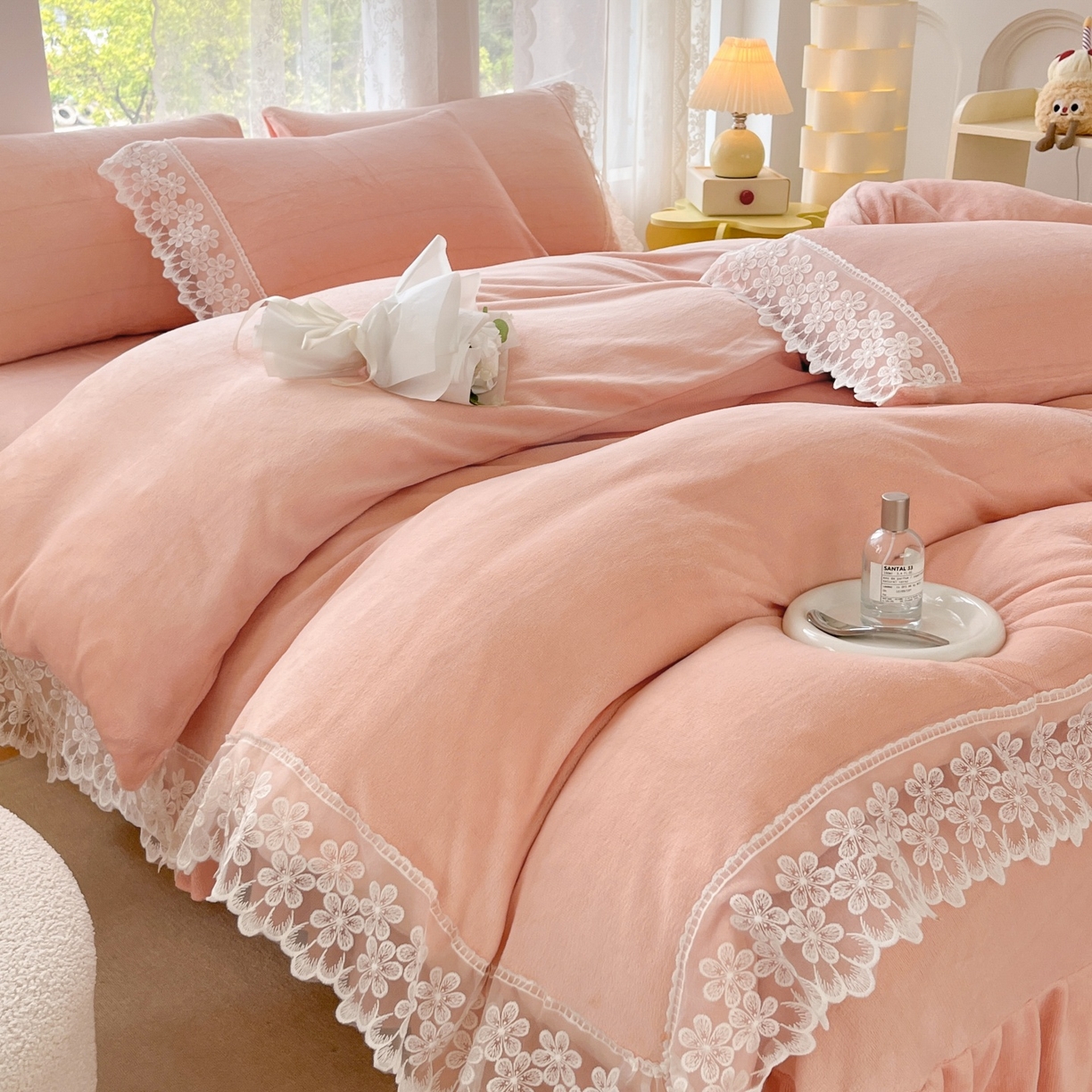 91家纺网 家纺一手货源 找家纺 汣沐生活 2025新款奶油风纯色牛奶绒花边四件套三件套 花边款-蜜桃清茶