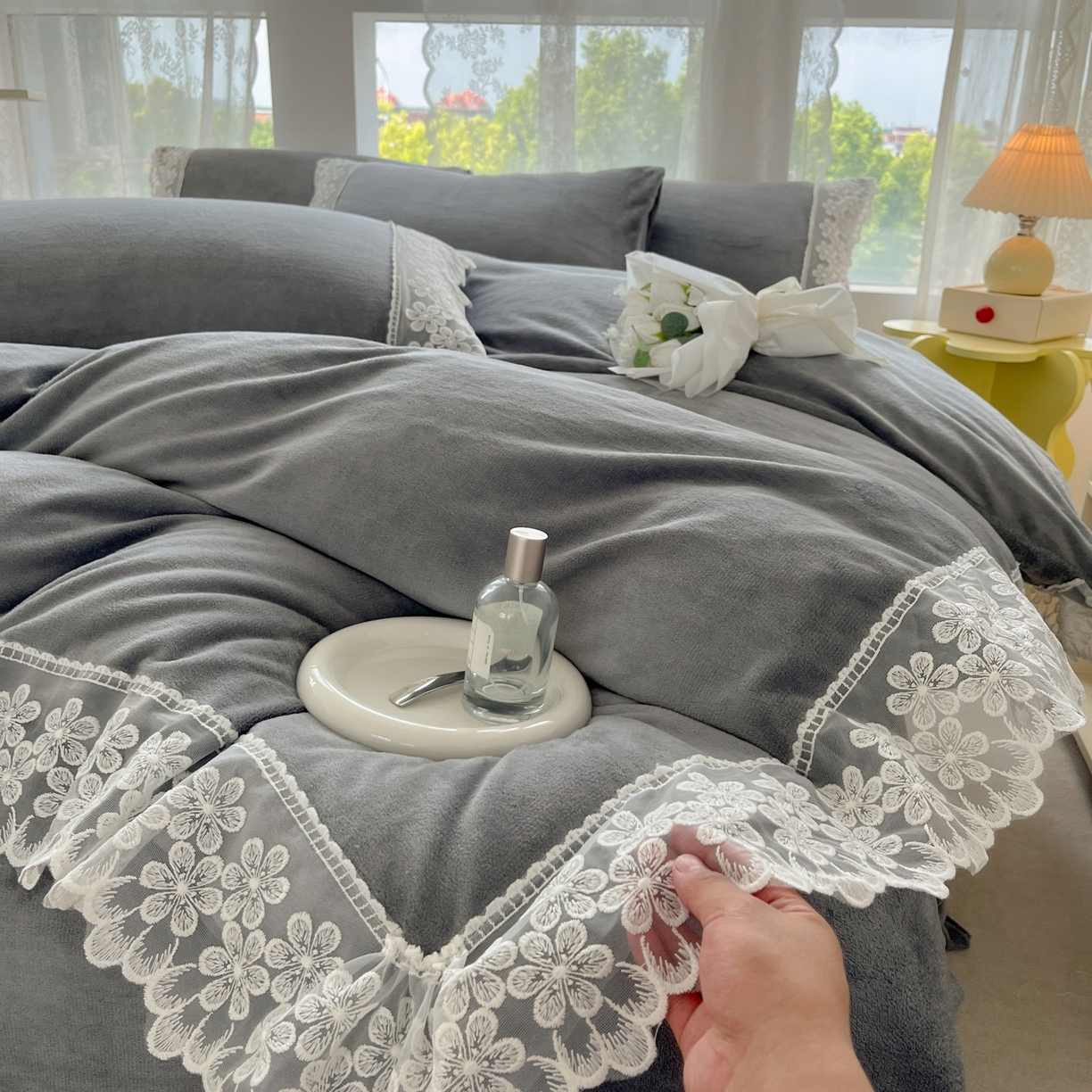 91家纺网 家纺一手货源 找家纺 汣沐生活 2025新款奶油风纯色牛奶绒花边四件套三件套 花边款-雾霾深灰