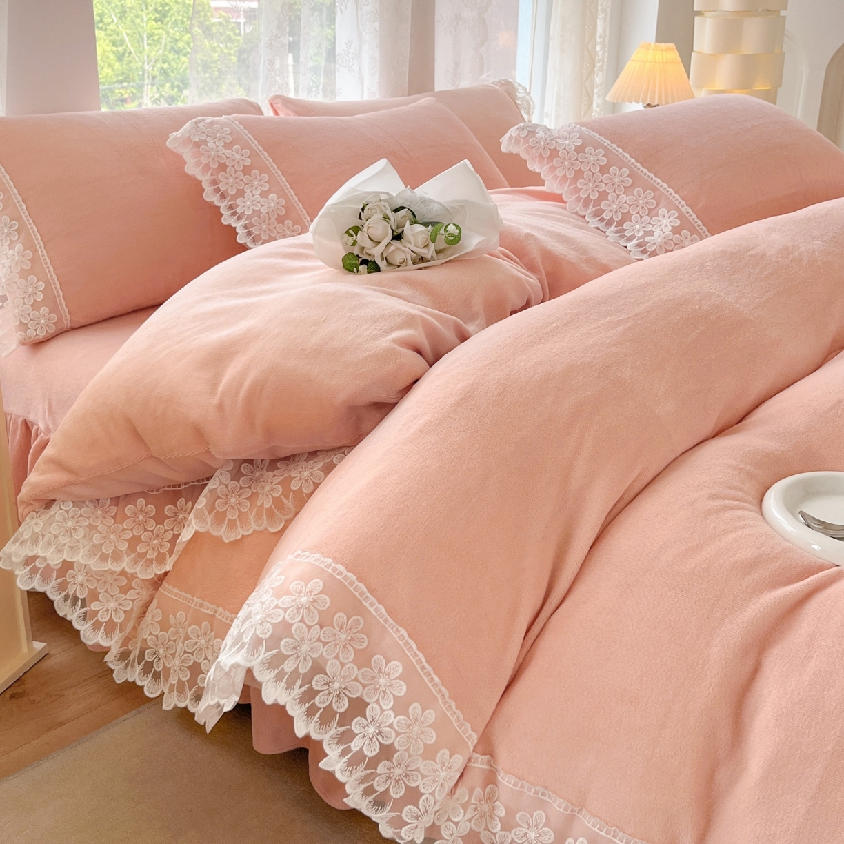 91家纺网 家纺一手货源 找家纺 汣沐生活 2025新款奶油风纯色牛奶绒花边四件套三件套 花边款-蜜桃清茶