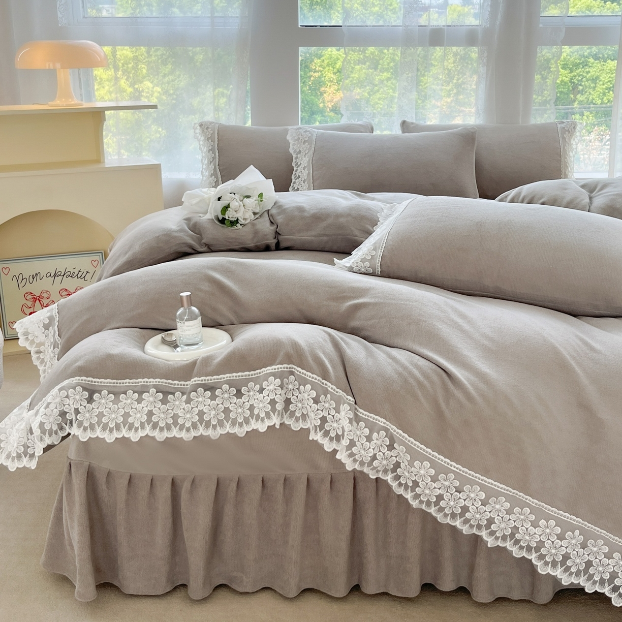 91家纺网 家纺一手货源 找家纺 汣沐生活 2025新款奶油风纯色牛奶绒花边四件套三件套 花边款-奶油椰灰