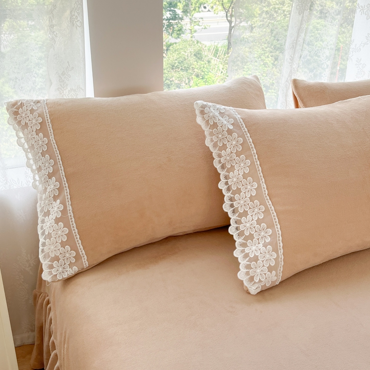 91家纺网 家纺一手货源 找家纺 汣沐生活 2025新款奶油风纯色牛奶绒花边四件套三件套 花边款-可可奶茶