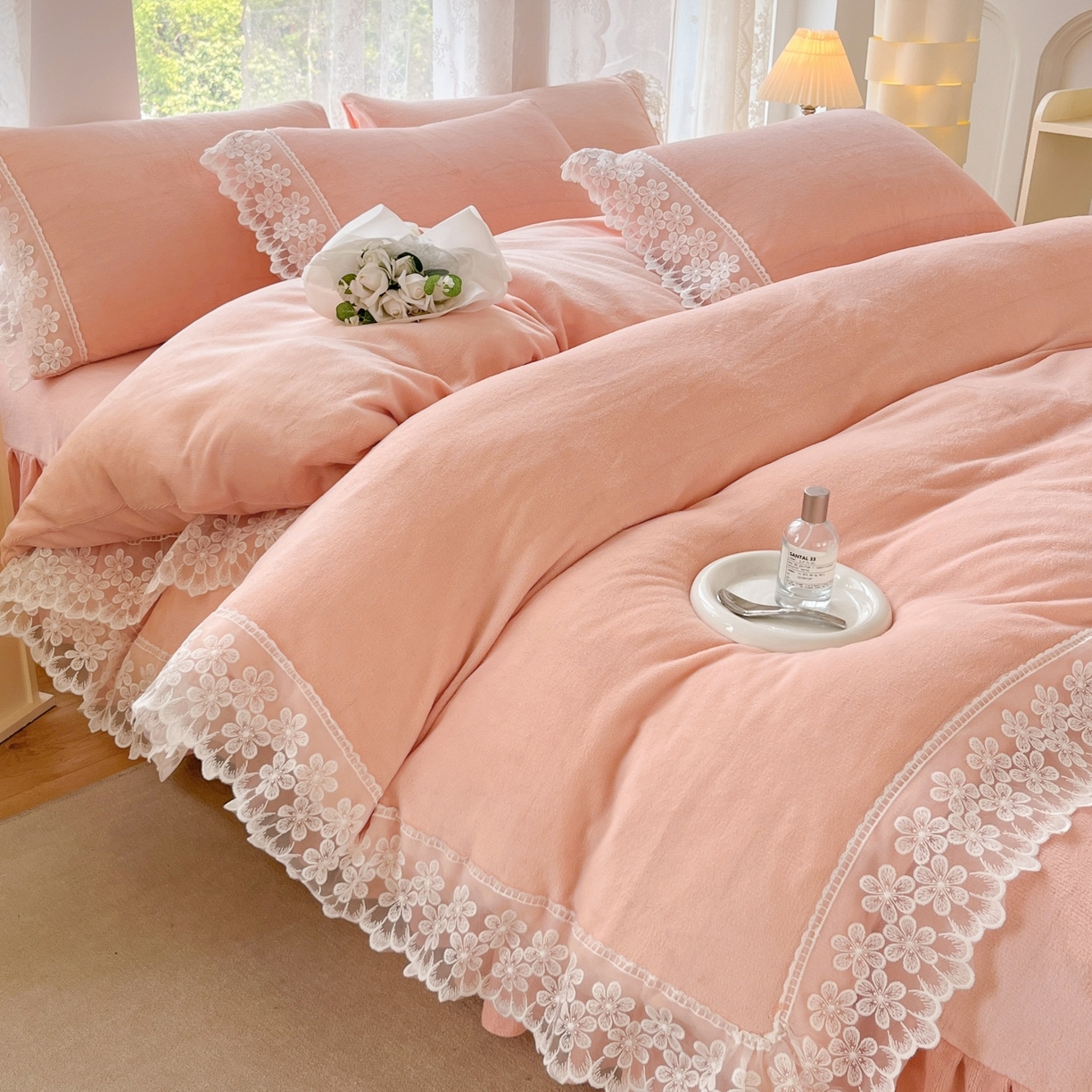 91家纺网 家纺一手货源 找家纺 汣沐生活 2025新款奶油风纯色牛奶绒花边四件套三件套 花边款-蜜桃清茶