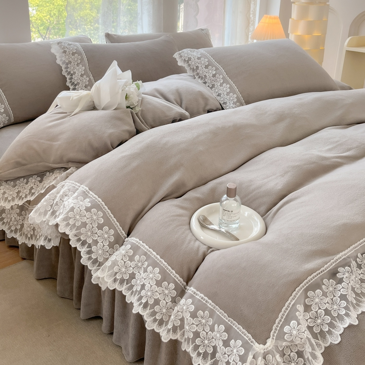 91家纺网 家纺一手货源 找家纺 汣沐生活 2025新款奶油风纯色牛奶绒花边四件套三件套 花边款-奶油椰灰