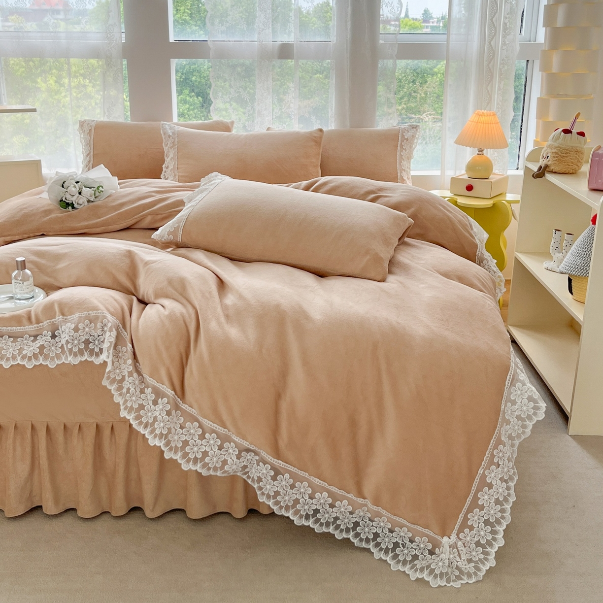 91家纺网 家纺一手货源 找家纺 汣沐生活 2025新款奶油风纯色牛奶绒花边四件套三件套 花边款-可可奶茶