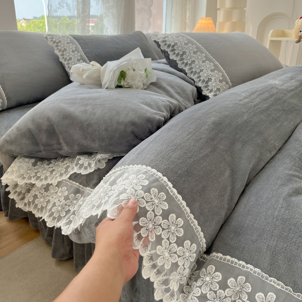 91家纺网 家纺一手货源 找家纺 汣沐生活 2025新款奶油风纯色牛奶绒花边四件套三件套 花边款-雾霾深灰