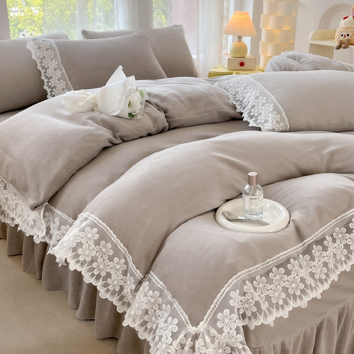 91家纺网 家纺一手货源 找家纺 汣沐生活 2025新款奶油风纯色牛奶绒花边四件套三件套 花边款-奶油椰灰