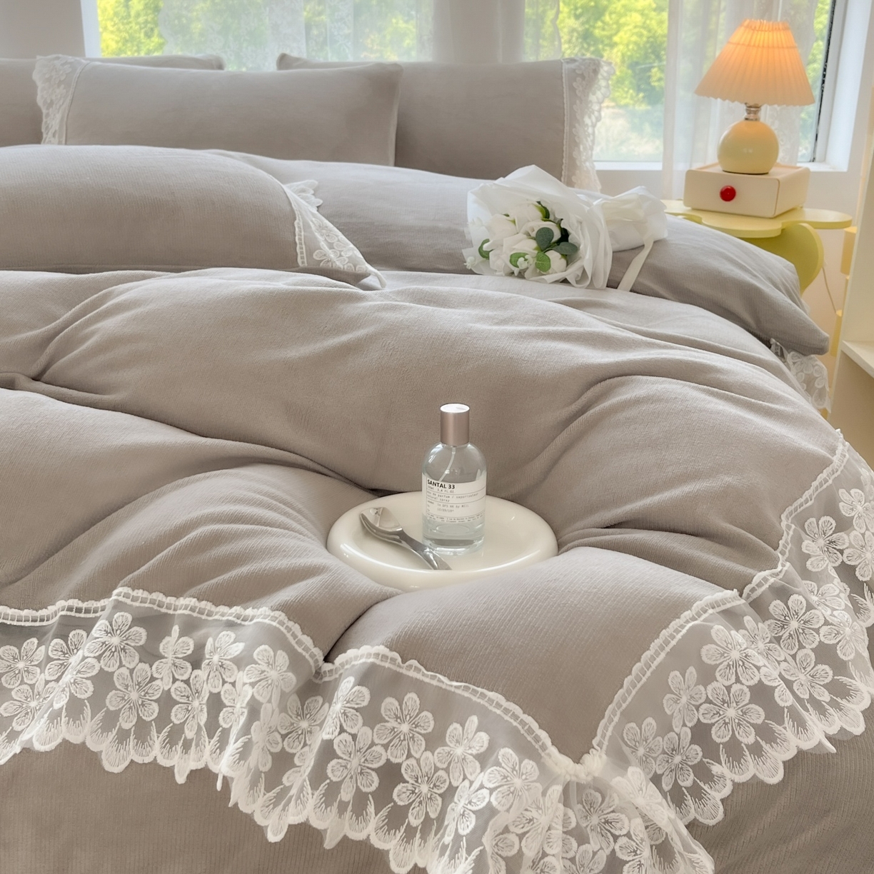 91家纺网 家纺一手货源 找家纺 汣沐生活 2025新款奶油风纯色牛奶绒花边四件套三件套 花边款-奶油椰灰