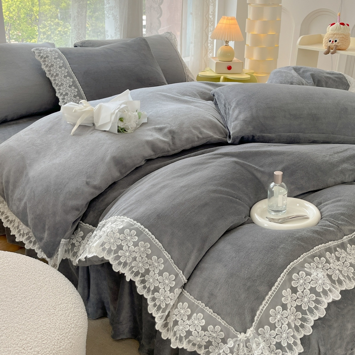 91家纺网 家纺一手货源 找家纺 汣沐生活 2025新款奶油风纯色牛奶绒花边四件套三件套 花边款-雾霾深灰