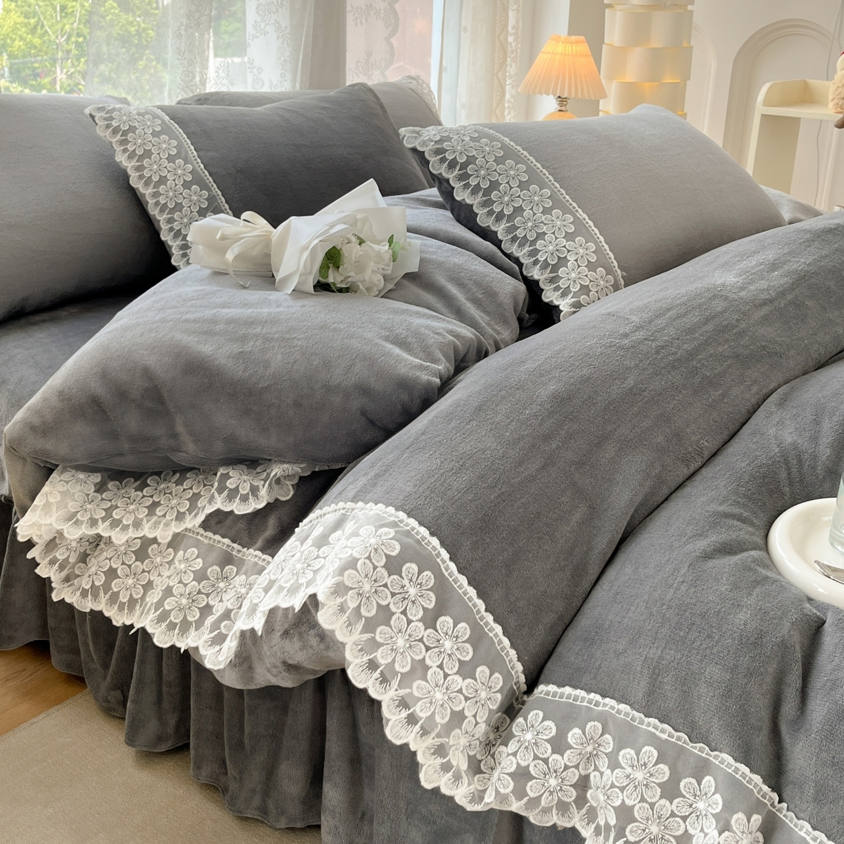 91家纺网 家纺一手货源 找家纺 汣沐生活 2025新款奶油风纯色牛奶绒花边四件套三件套 花边款-雾霾深灰
