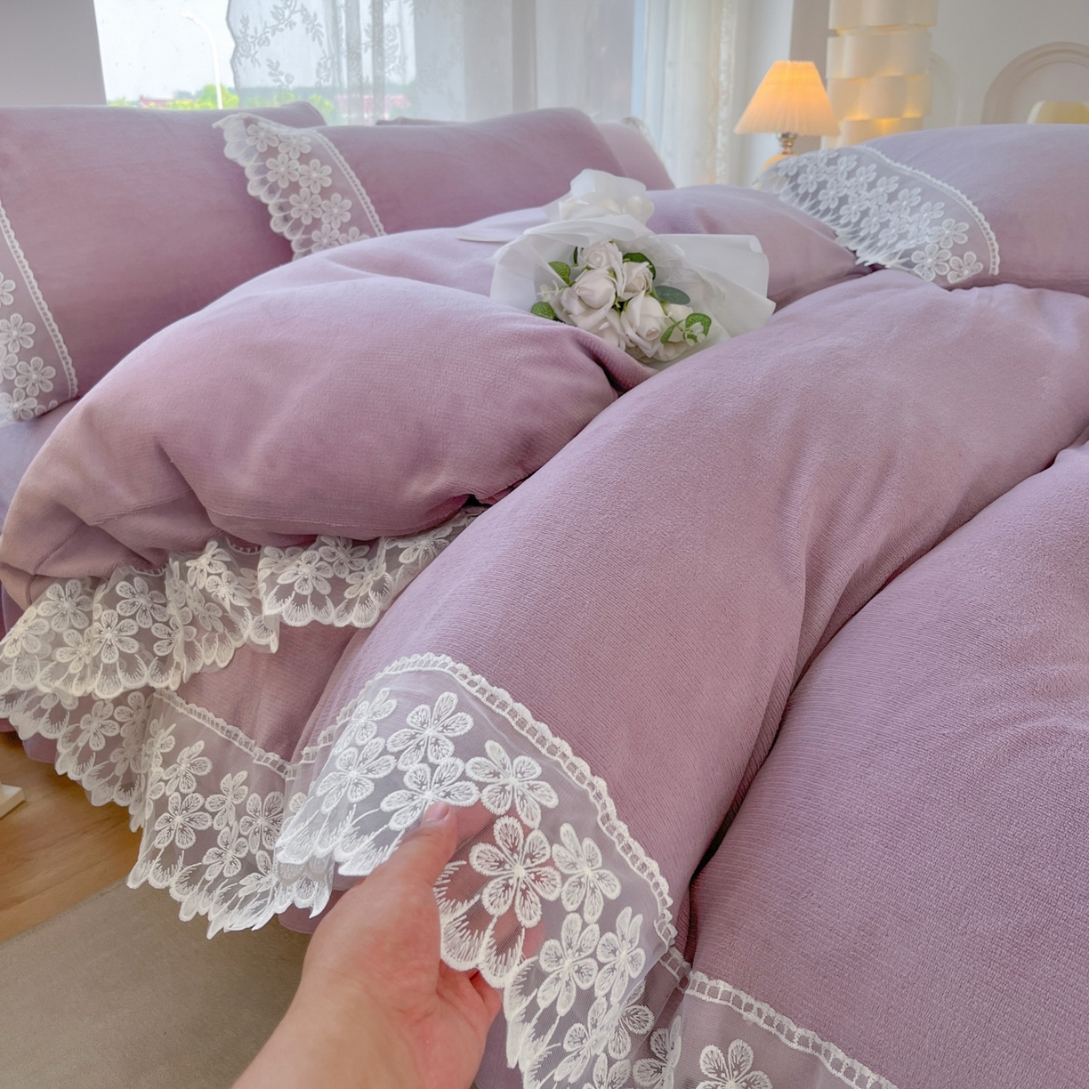 91家纺网 家纺一手货源 找家纺 汣沐生活 2025新款奶油风纯色牛奶绒花边四件套三件套 花边款-迷雾淡紫