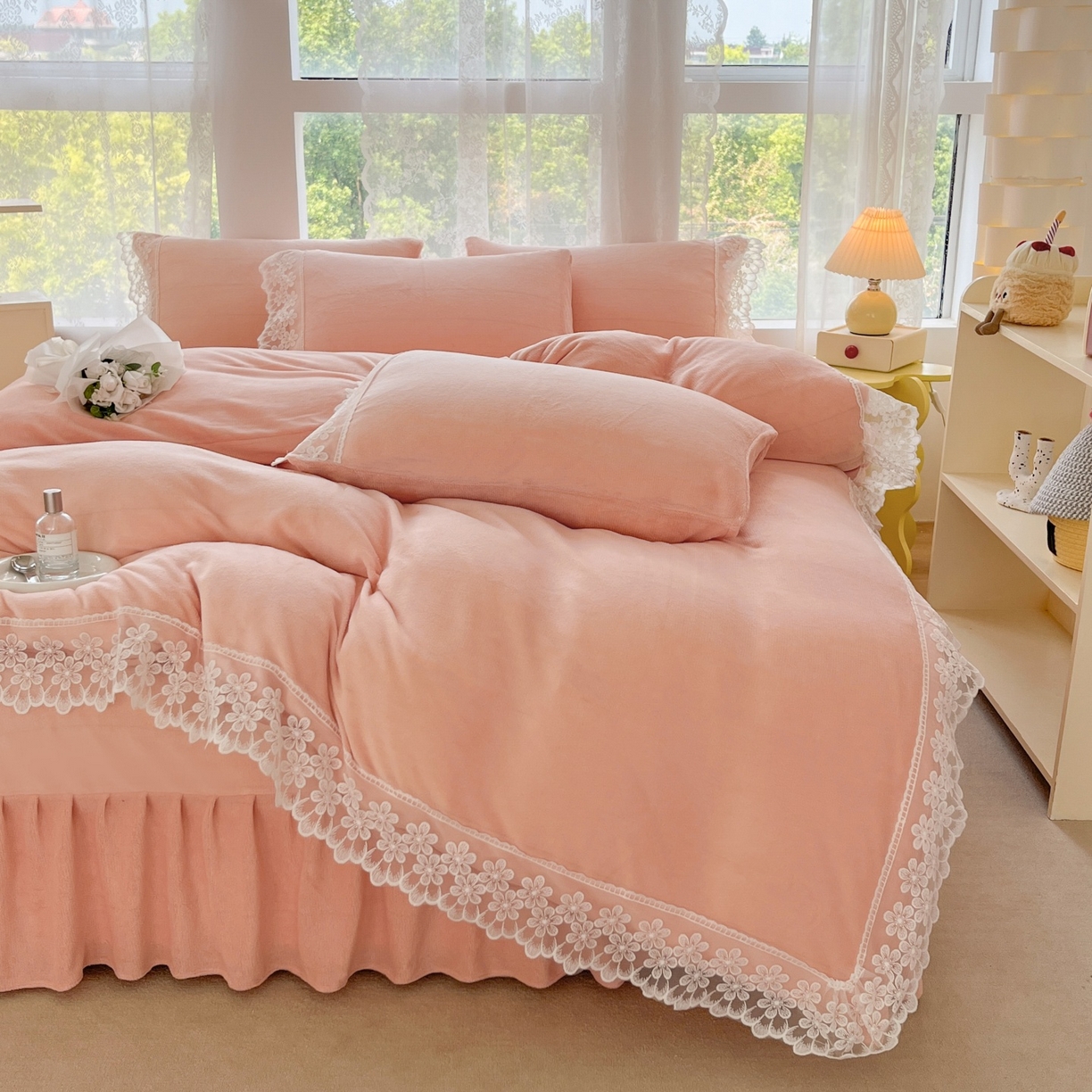 91家纺网 家纺一手货源 找家纺 汣沐生活 2025新款奶油风纯色牛奶绒花边四件套三件套 花边款-蜜桃清茶