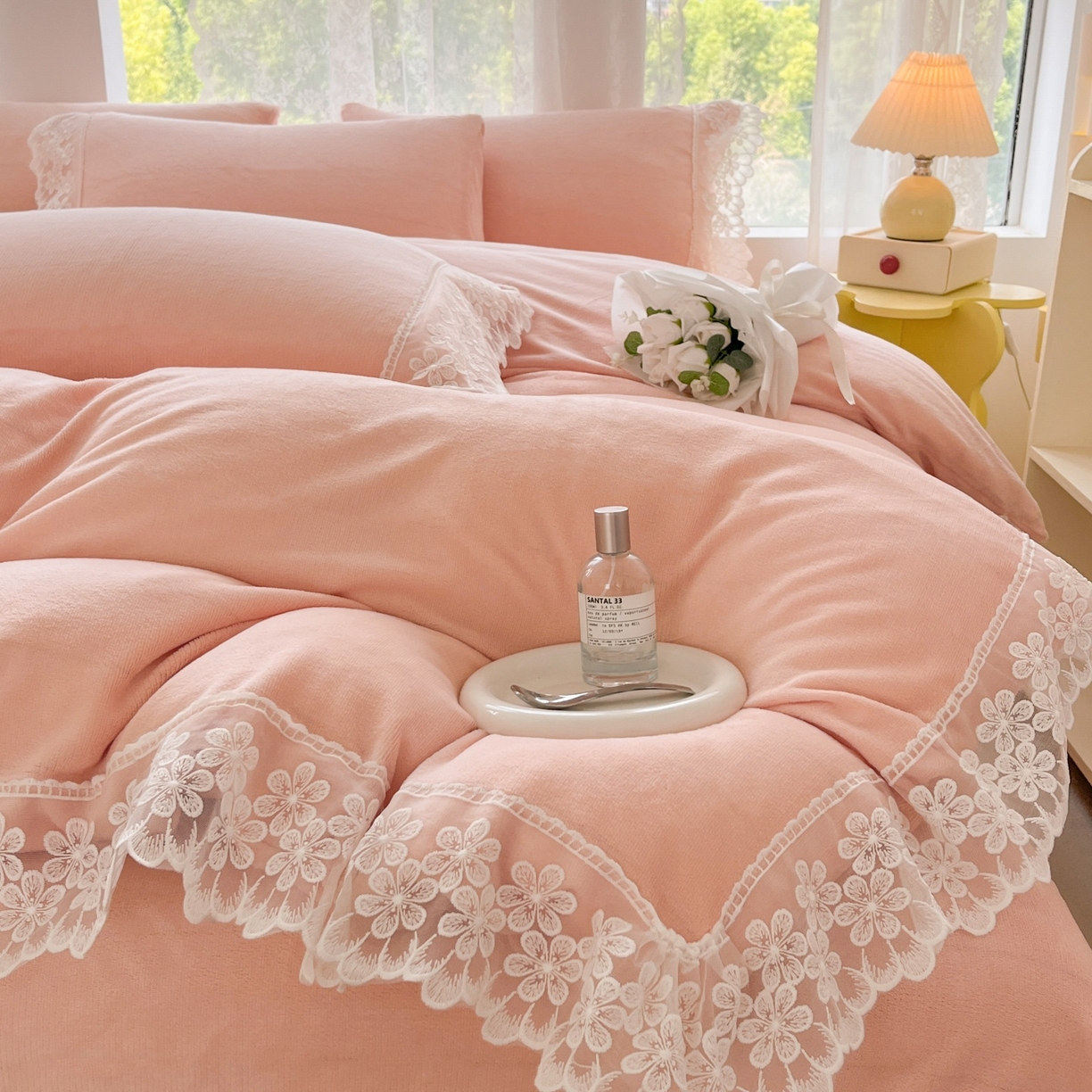 91家纺网 家纺一手货源 找家纺 汣沐生活 2025新款奶油风纯色牛奶绒花边四件套三件套 花边款-蜜桃清茶