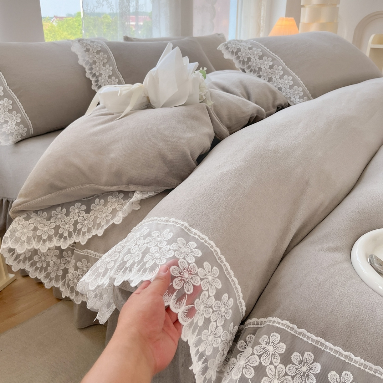 91家纺网 家纺一手货源 找家纺 汣沐生活 2025新款奶油风纯色牛奶绒花边四件套三件套 花边款-奶油椰灰