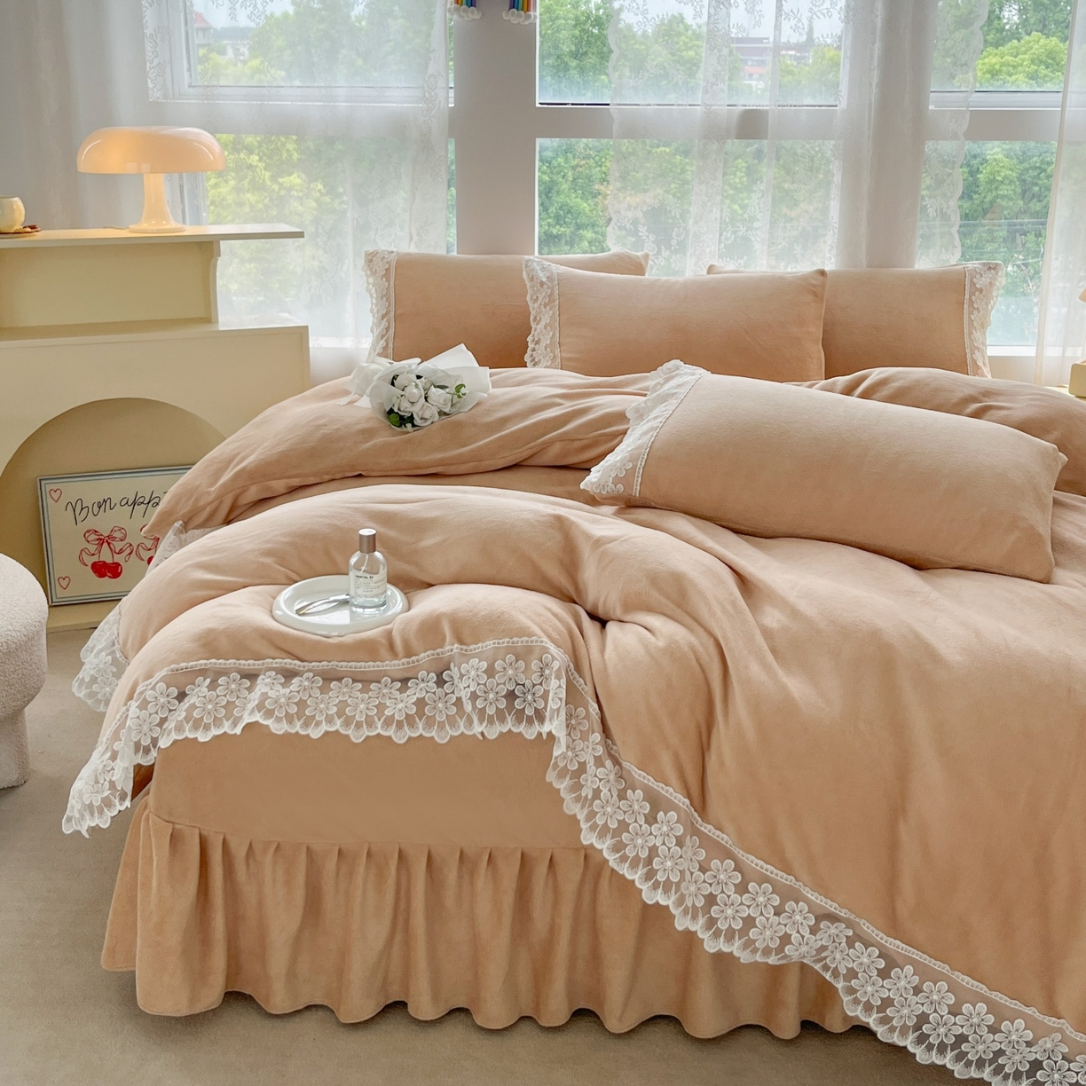 91家纺网 家纺一手货源 找家纺 汣沐生活 2025新款奶油风纯色牛奶绒花边四件套三件套 花边款-可可奶茶