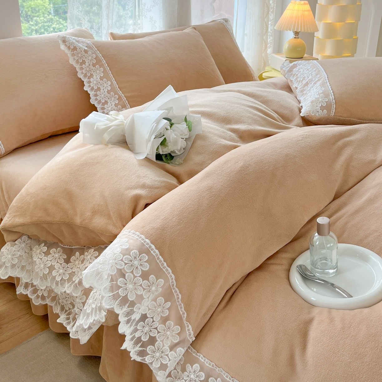 91家纺网 家纺一手货源 找家纺 汣沐生活 2025新款奶油风纯色牛奶绒花边四件套三件套 花边款-可可奶茶
