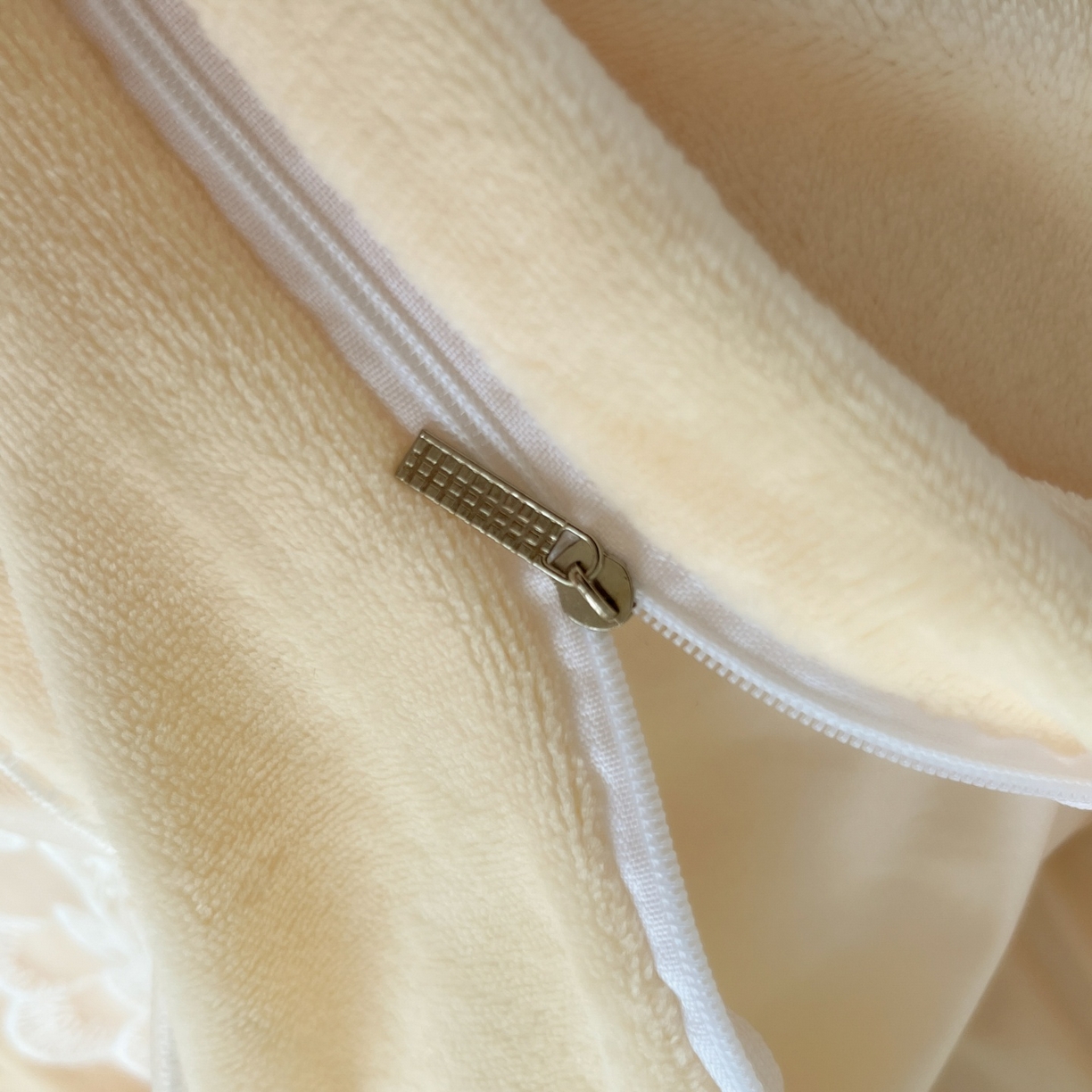 91家纺网 家纺一手货源 找家纺 汣沐生活 2025新款奶油风纯色牛奶绒花边四件套三件套 花边款-可可蛋奶