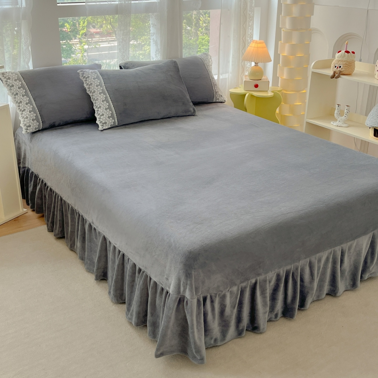 91家纺网 家纺一手货源 找家纺 汣沐生活 2025新款奶油风纯色牛奶绒花边四件套三件套 花边款-雾霾深灰