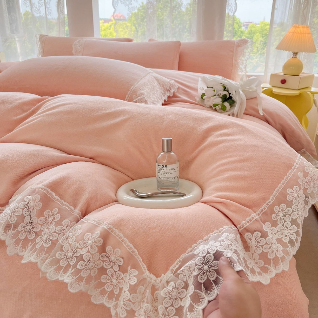 91家纺网 家纺一手货源 找家纺 汣沐生活 2025新款奶油风纯色牛奶绒花边四件套三件套 花边款-蜜桃清茶