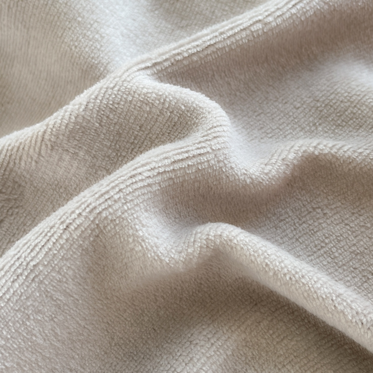 91家纺网 家纺一手货源 找家纺 汣沐生活 2025新款奶油风纯色牛奶绒花边四件套三件套 花边款-奶油椰灰