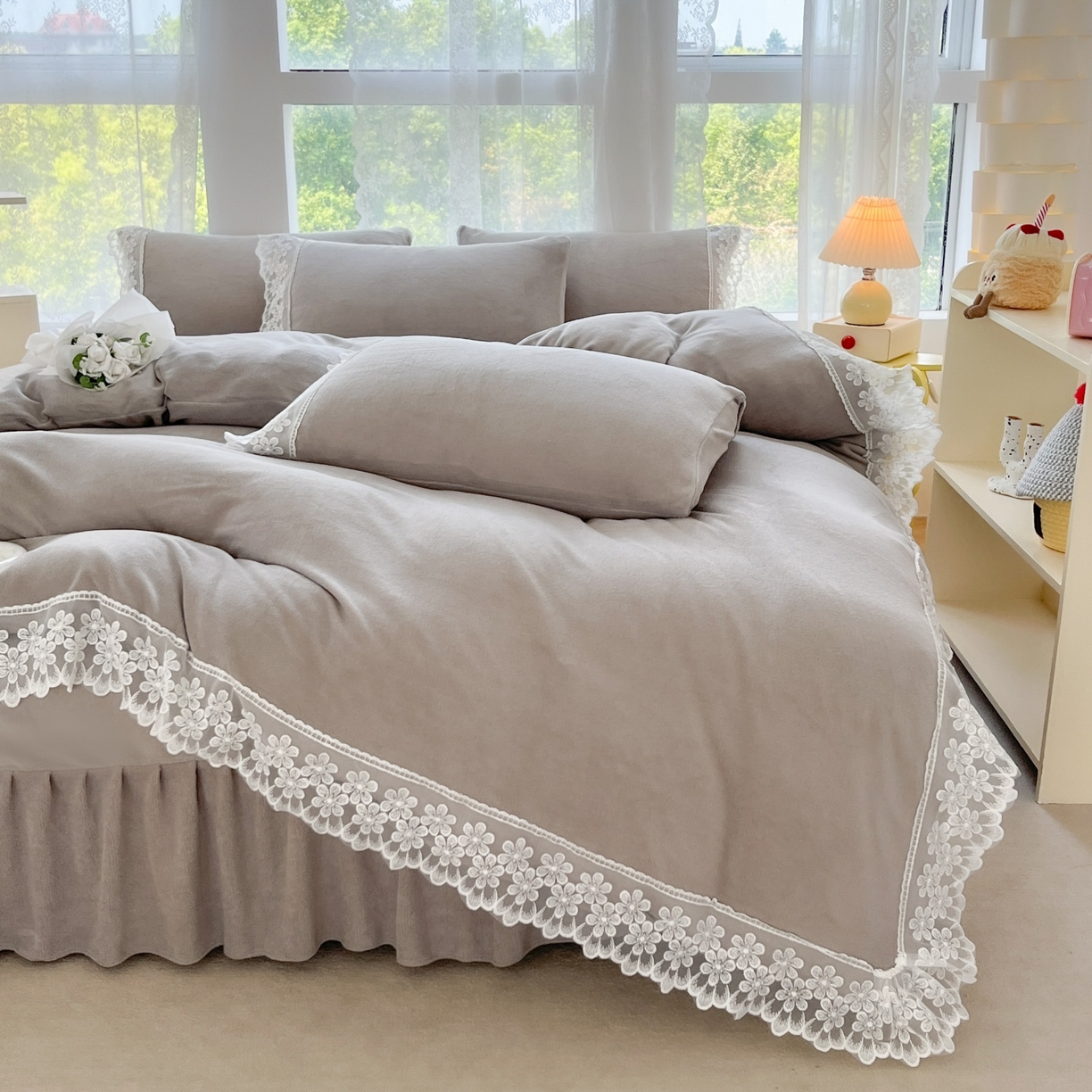 91家纺网 家纺一手货源 找家纺 汣沐生活 2025新款奶油风纯色牛奶绒花边四件套三件套 花边款-奶油椰灰