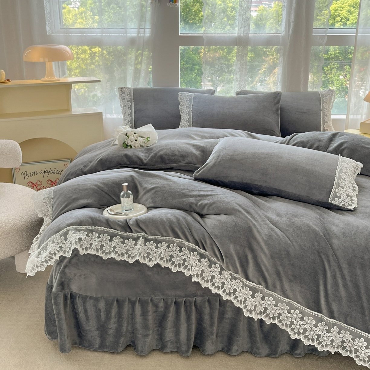91家纺网 家纺一手货源 找家纺 汣沐生活 2025新款奶油风纯色牛奶绒花边四件套三件套 花边款-雾霾深灰