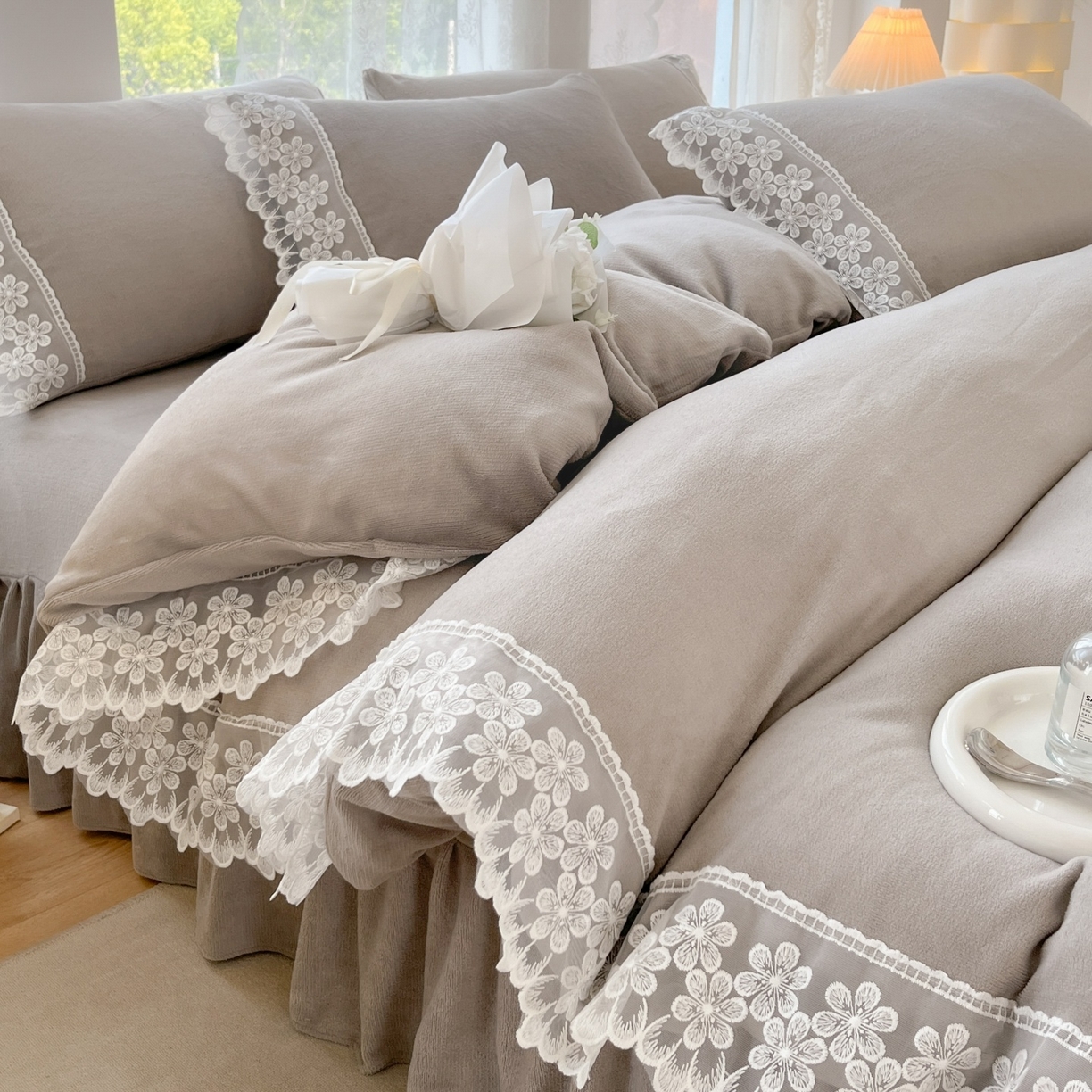 91家纺网 家纺一手货源 找家纺 汣沐生活 2025新款奶油风纯色牛奶绒花边四件套三件套 花边款-奶油椰灰