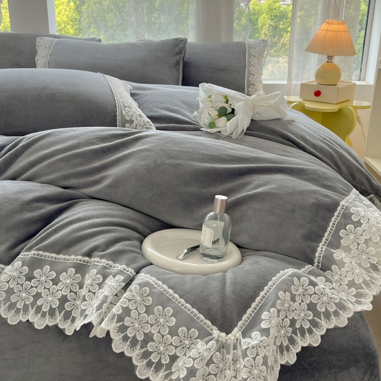 91家纺网 家纺一手货源 找家纺 汣沐生活 2025新款奶油风纯色牛奶绒花边四件套三件套 花边款-雾霾深灰