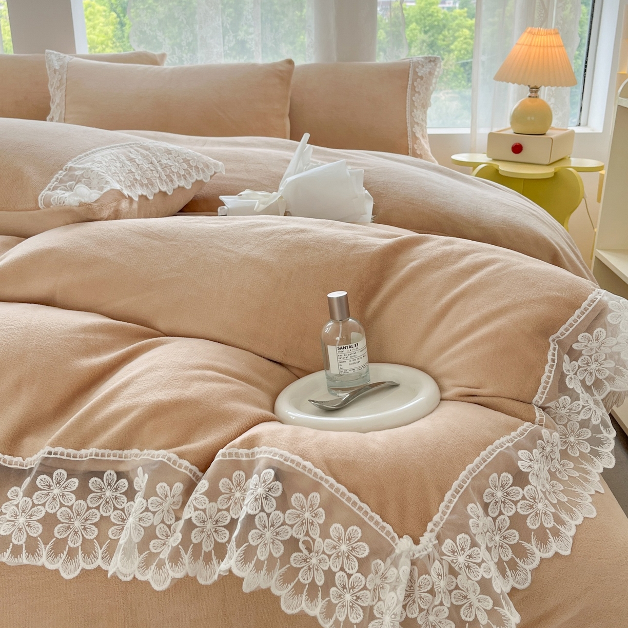 91家纺网 家纺一手货源 找家纺 汣沐生活 2025新款奶油风纯色牛奶绒花边四件套三件套 花边款-可可奶茶