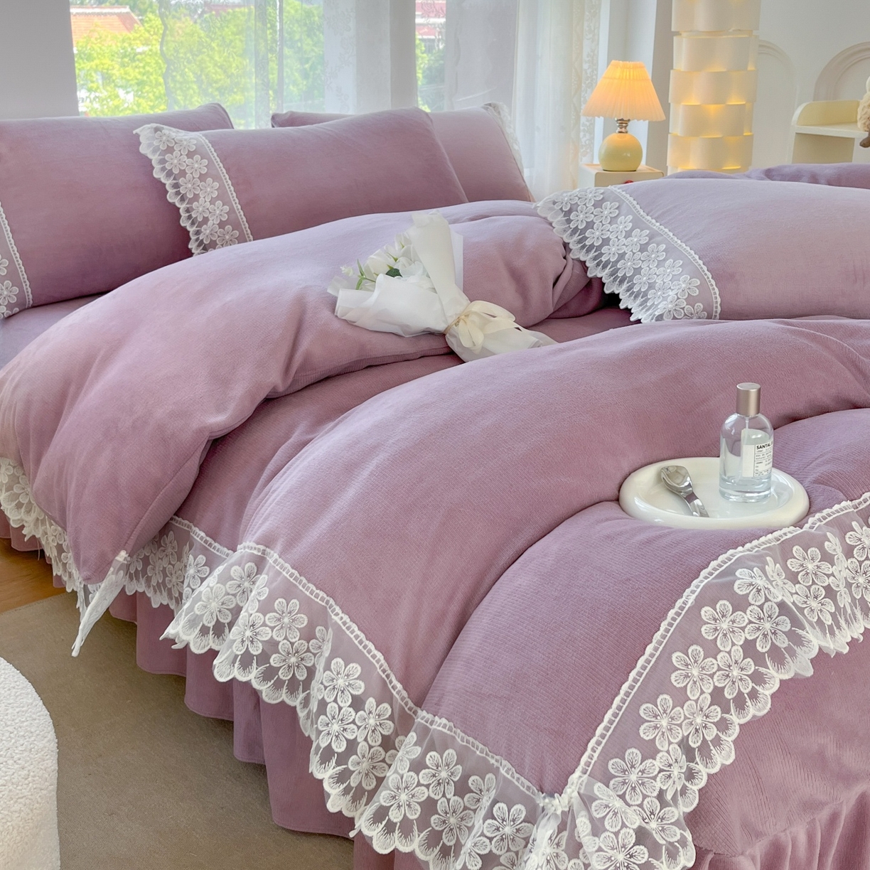 91家纺网 家纺一手货源 找家纺 汣沐生活 2025新款奶油风纯色牛奶绒花边四件套三件套 花边款-迷雾淡紫